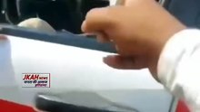 ट्रैक्टर चालक और पुलिस के बीच धक्का मुक्की का वीडियो वायरल हो रहा है वीडियो देख लोग कई सवाल उठा रहे हैं कोई पुलिस के व्यवहार को गलत बता रहा है तो कोई जांच आने के बाद क्या सच्चाई है इसका इंतजार कर रहा हैं वीडियो ग्वालियर का बताया जा रहा है