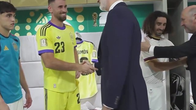 Felipe VI habla a los jugadores de la selección española tras su victoria contra Uruguay