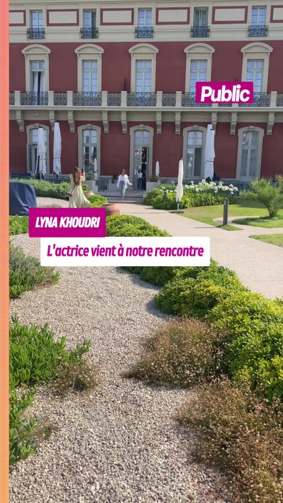 Biarritz Film Festival : Lyna Khoudri vient à la rencontre des photographes pour un rendez vous à l’Hotel du Palais