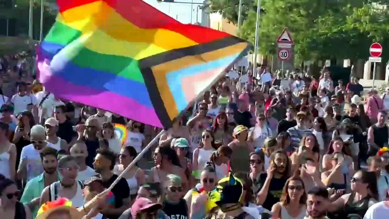 Il Pride sfida l?afa e riempie Cagliari: in 30mila per dire ?no ai pregiudizi?