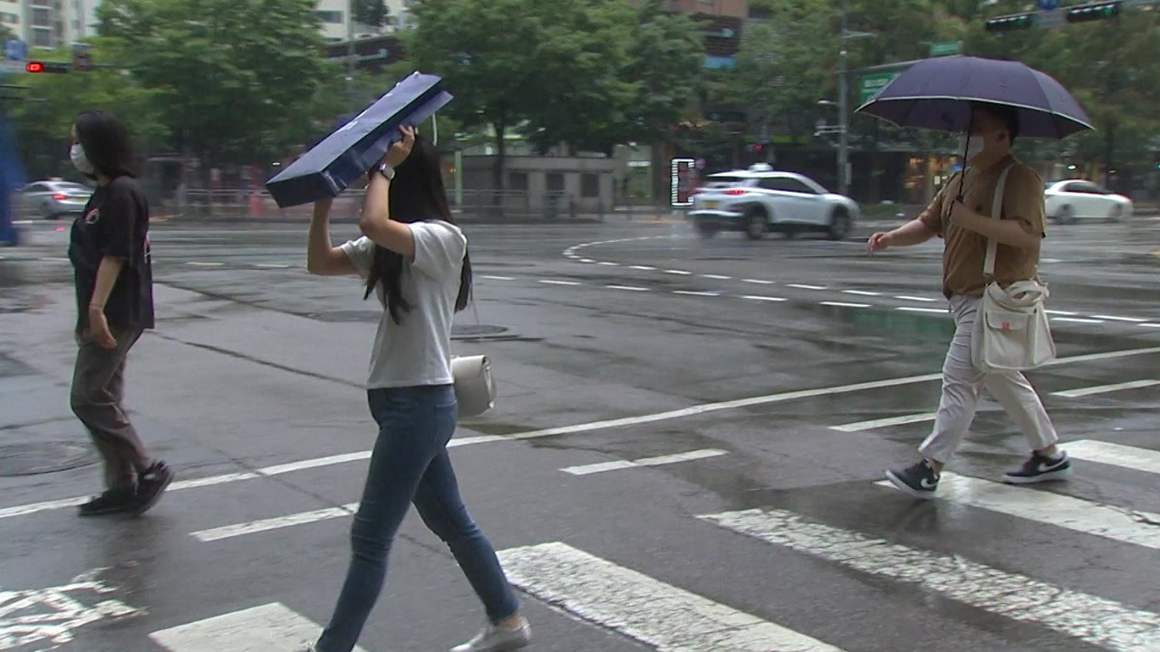 [날씨] 불볕더위 기승, 서울 32℃·구미 33℃...서쪽 곳곳 소나기 / YTN