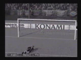 Frappe énorme de Pelé rond central qui lobe le gardien !!