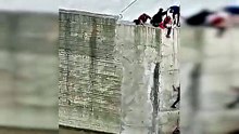 Dere kenarında can pazar! Aşağı düşen 11 yaşındaki çocuğu vatandaşların başarılı operasyonu kurtardı