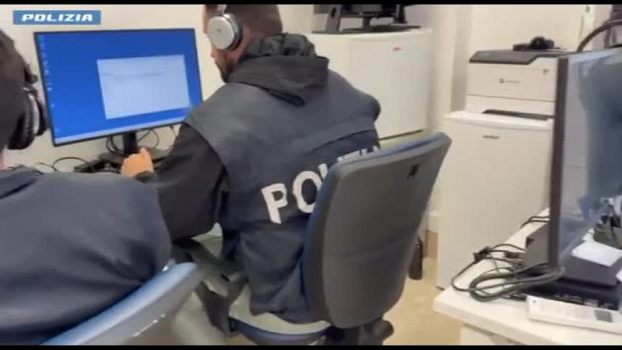 Dati riservati rubati da agenti infedeli e rivenduti, 29 indagati