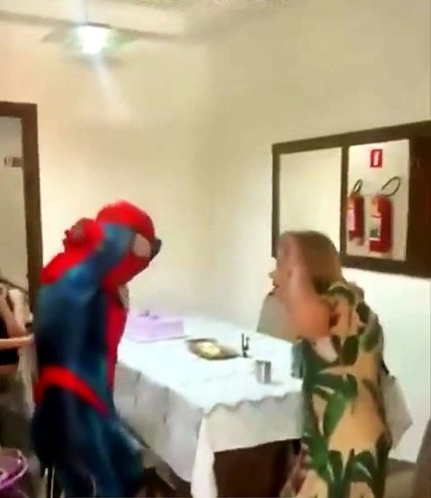 Filho retorna dos EUA após 12 anos e surpreende mãe com fantasia
