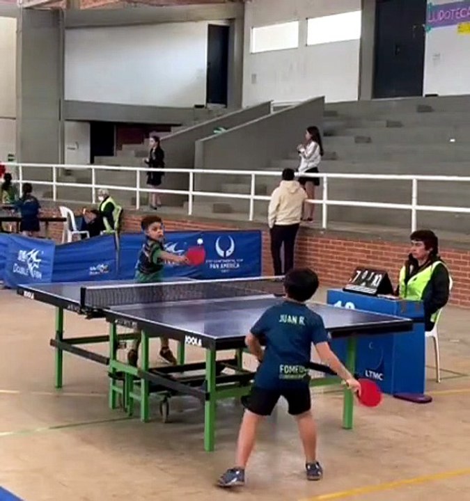 Un mini prodige du ping-pong sauve le point au sol en pleine partie U8 en Colombie