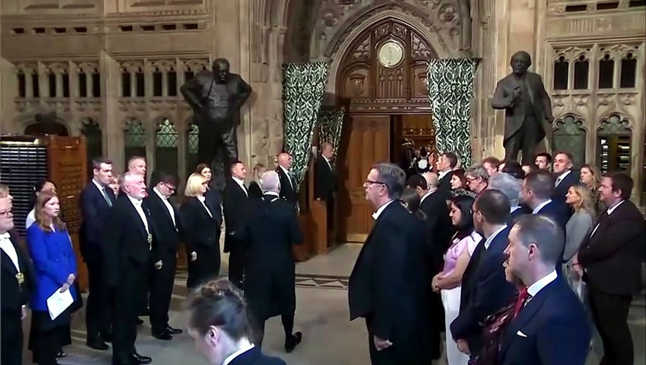Video: britisches parlament belebt jahrhundertealtes ritual vor königsrede neu