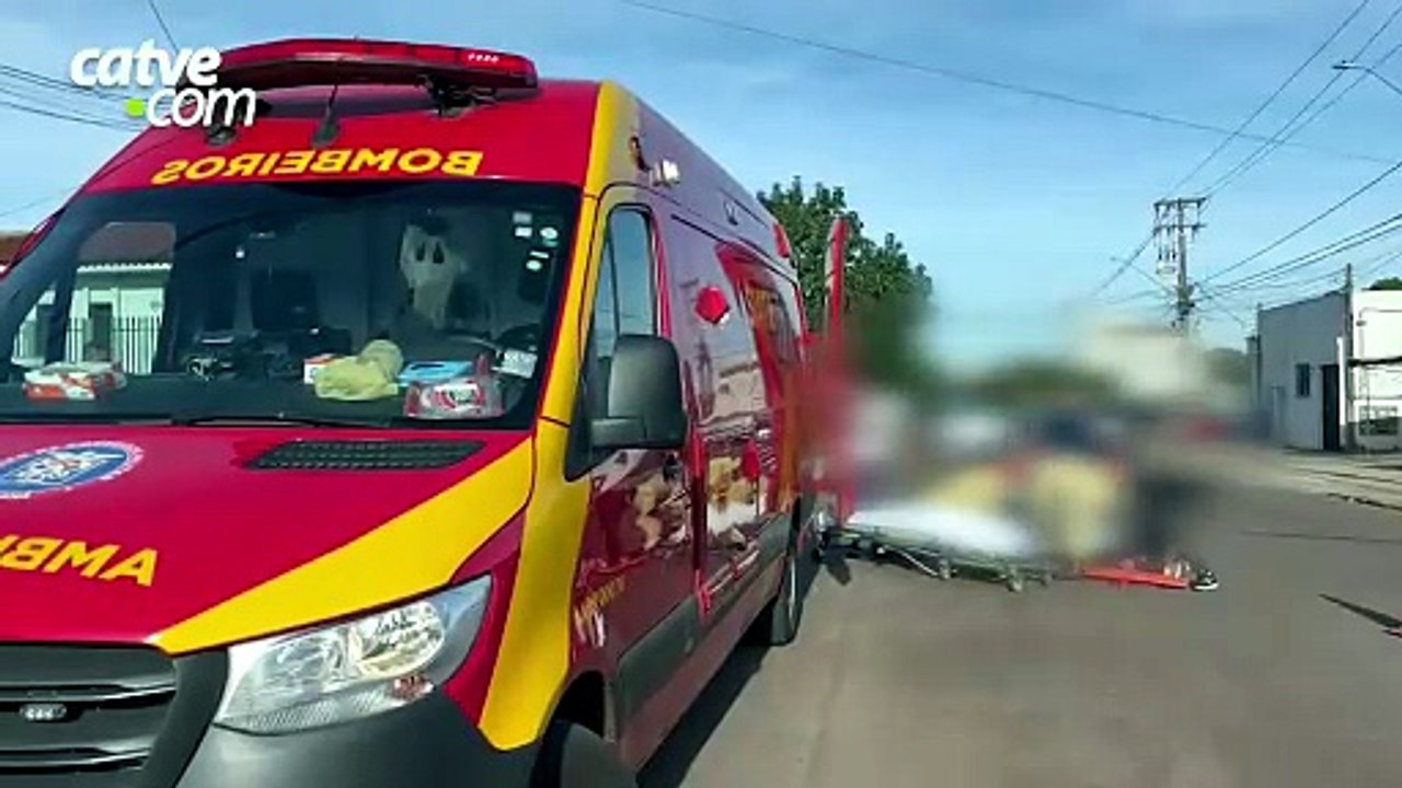 Motociclista fica ferida em batida entre carro e moto no Centro de Cascavel