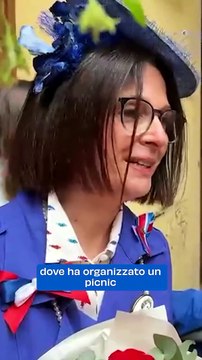 Due Super Fan della Royal Family Portano il Loro Omaggio a Reggio Emilia: Fiori e Figurine Panini per la Principessa