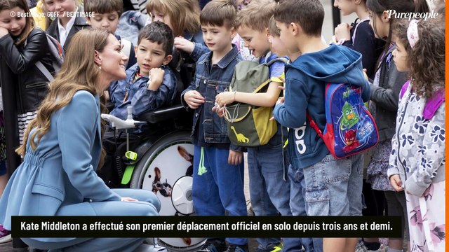 Tailleur bleu et sac de luxe pour la première visite officielle à l'étranger de Kate Middleton en plus de 3 ans, les plus jeunes au rendez-vous