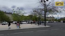 Paris se vide, la France se vend.