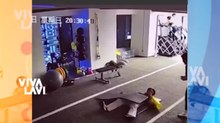 Hombre se queda dormido en el gym y así reacciona al despertar