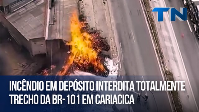 Incêndio em depósito interdita totalmente trecho da BR-101 em Cariacica