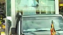 أغرب مراسم تنصيب في أفريقيا.. لماذا وُضع رئيس أوغندا في قفص زجاجي؟