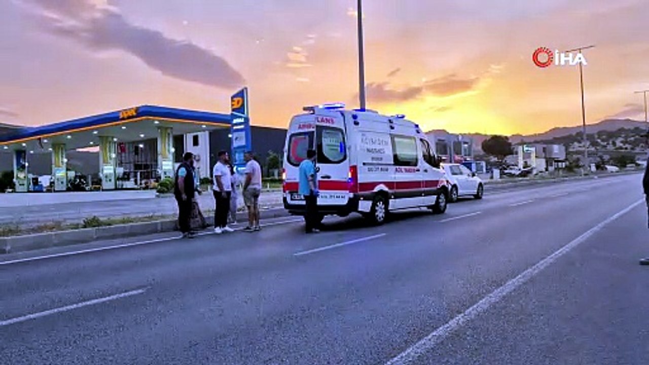 Motosiklet otomobile çarptı: 2 yaralı