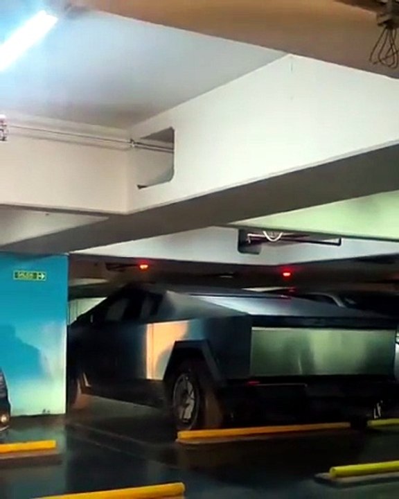 La lujosa Cybetruck de Tesla del diputado liber...