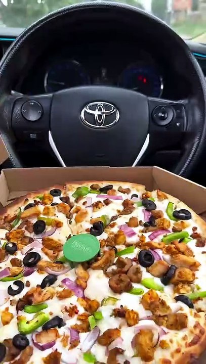 DEEP PANdemic 😍🏻By @broadwaypizzaa 1. Deep Pan Pizza- Thick, Cheesy, Creamy with Crispy Side