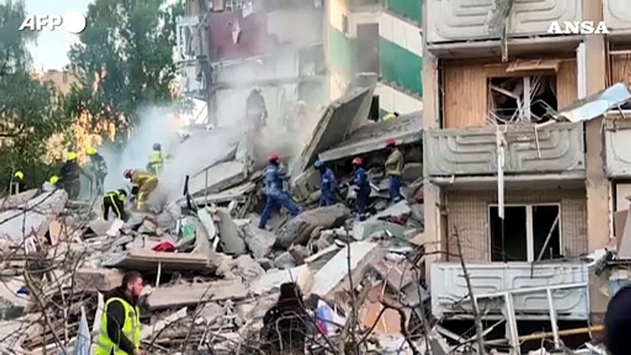 Droni e missili su Kiev, i soccorritori al lavoro tra le macerie