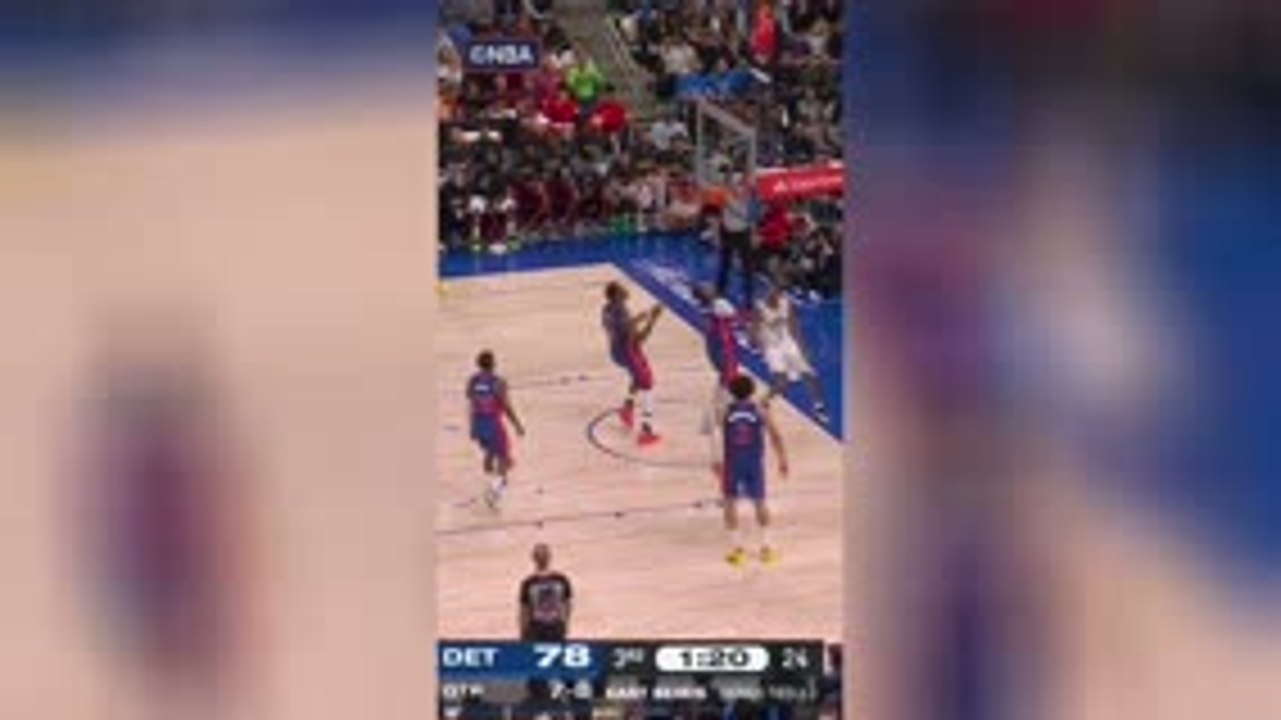 La star des Cavs, Mobley, s’envole pour un dunk sur Thompson.