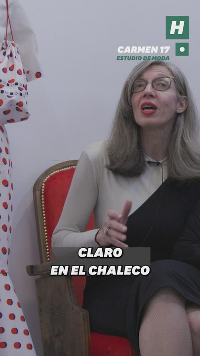 En el chaleco, donde conservan la clásica pata de gallo pero a su espalda incorporan los mensajes bordados.