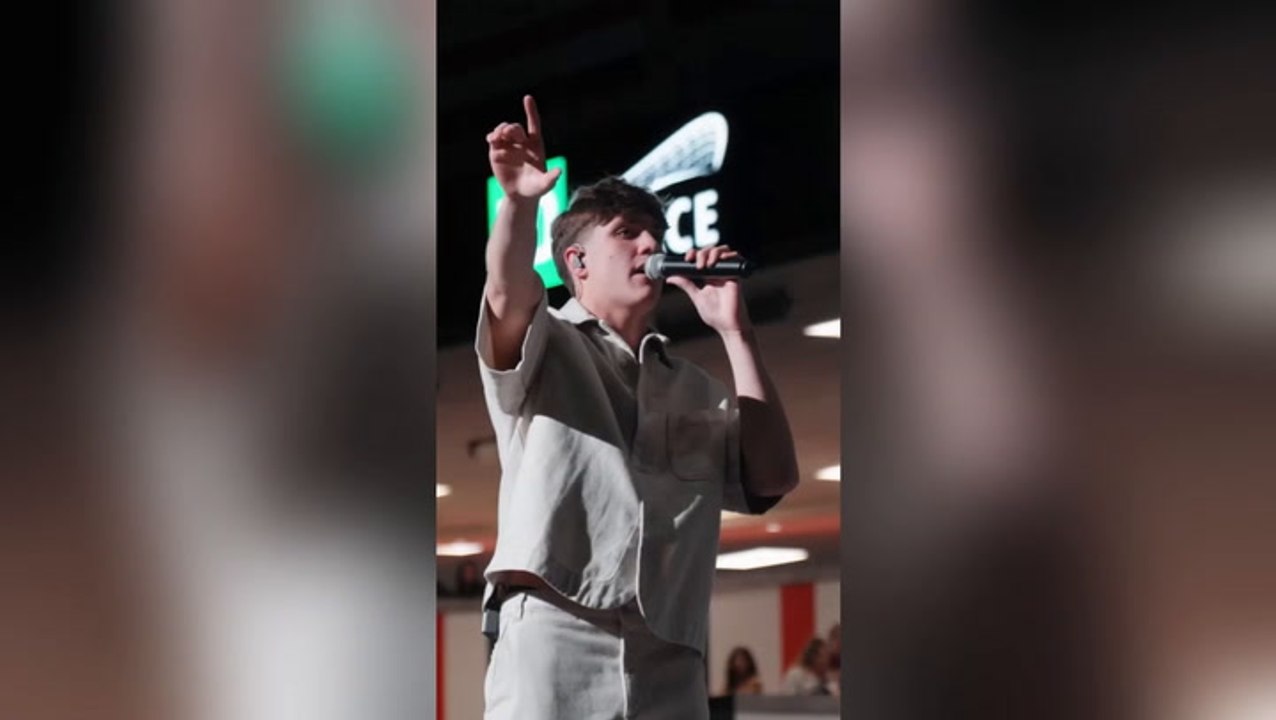 Justin Trudeau’s son Xavier delivers halftime performance at basketball game
