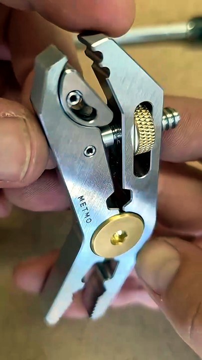 Nifty! Taking a look at the @MetMoCube Pocket Grip. #edctools