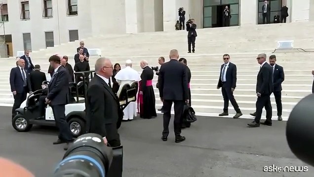 Leone arriva alla Sapienza, tanti giovani ad attenderlo: Viva il Papa