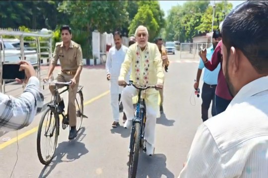पेट्रोल-डीजल बचाने के लिए साइकिल पर निकले मंत्री सुरेश खन्ना, हर हफ्ते निभाएंगे संकल्प