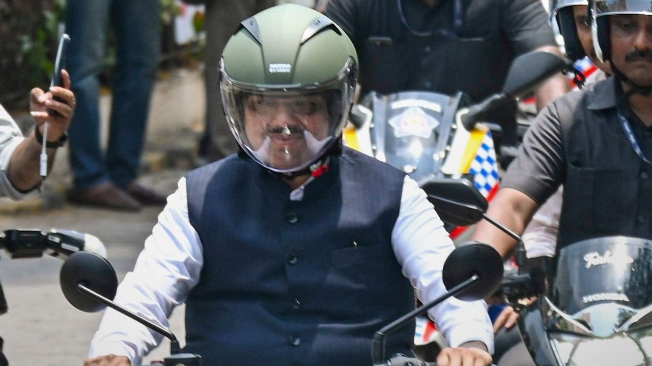 PM Modi की appeal के बाद BJP राज्यों में घटे काफिले, CM पहुंचे बाइक से
