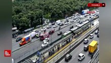 İstanbul'da otomobilin çarptığı aydınlatma direği, başka bir otomobilin üzerine devrildi