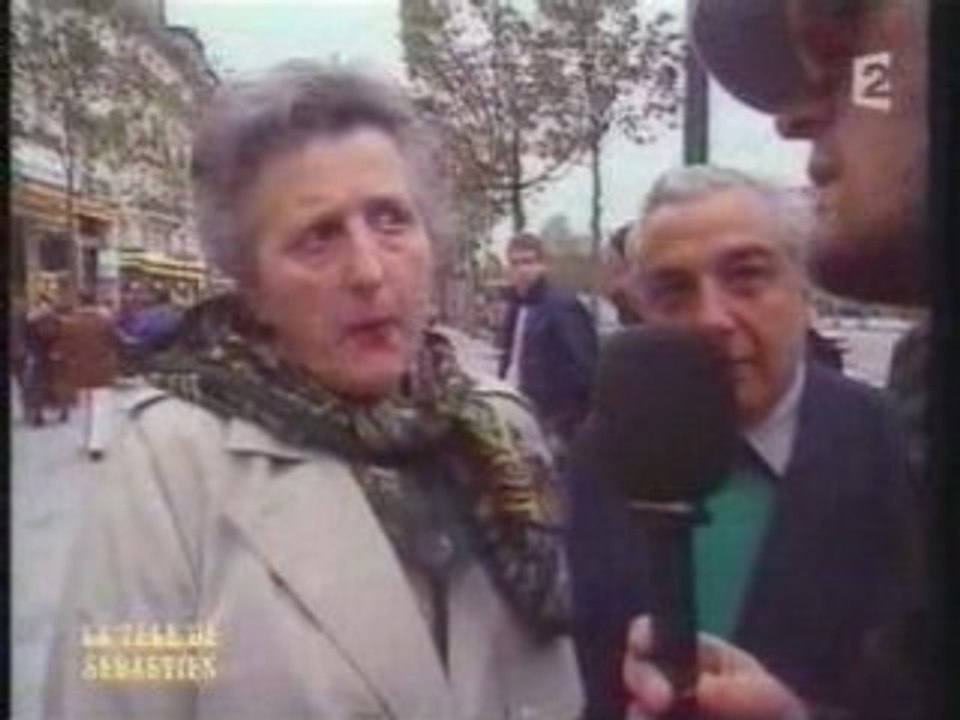 Laurent Baffie interview une dame dans la rue