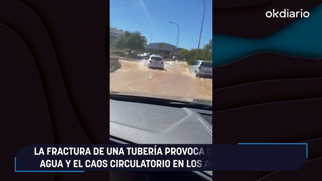 La fractura de una tubería provoca una gran fuga de agua y el caos circulatorio en los accesos a Palma