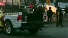 🚨 Un adolescente de 17 años fue det3nido en Santa Catarina tras presuntamente amen@zar con un cuch1llo a peatones y automovilistas. Policías utilizaron un extintor y un palo para somet3rlo.