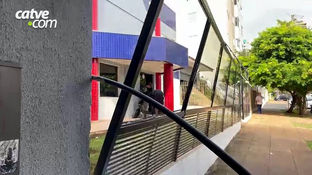 Caminhão enrosca em fios, derruba poste e provoca interdição na Rua Salgado Filho