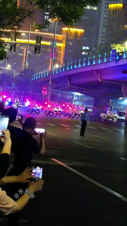 La limousine de Trump clignote, avec une longue file de voitures de service en tête, l'entourage de Trump est vraiment impressionnant #Visite_de_Trump_en_Chine #Le_président_américain_Trump_arrive_à_Pékin
