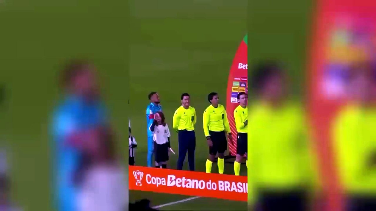 Timidez impede garoto de pedir autógrafo a Neymar em Curitiba