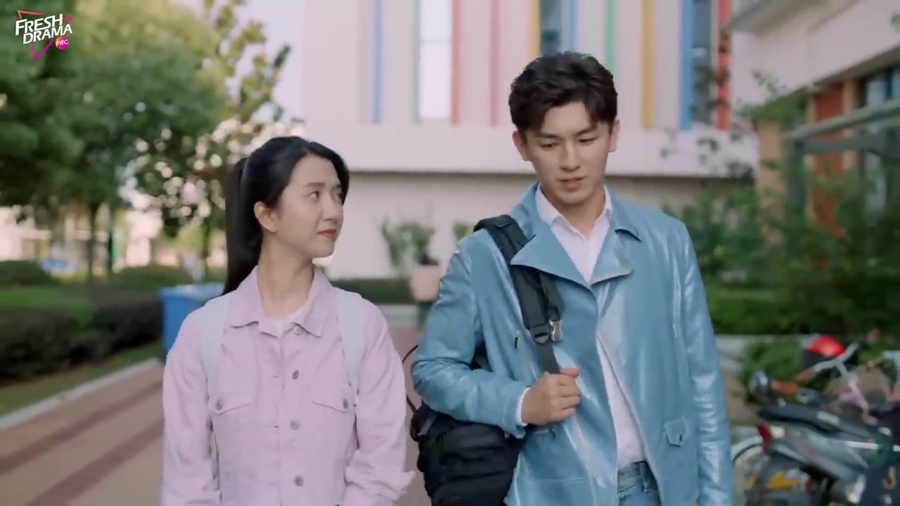 Love at first sight! CEO is enchanted by a girl selling water for her tuition