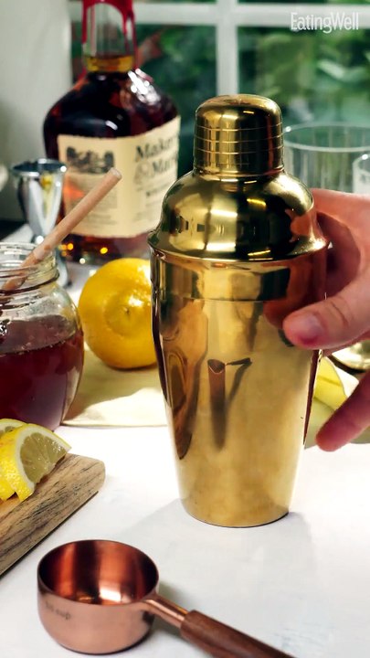 How to Make a Bourbon Honey Gold Rush Cocktail