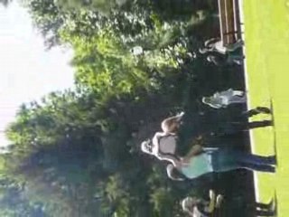 andrea en soutif court dans le parc hum xD