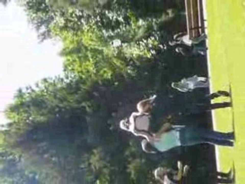 andrea en soutif court dans le parc hum xD