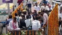 प्रतीक यादव की अंतिम विदाई में भावुक दिखे अखिलेश, भतीजी का थामा हाथ