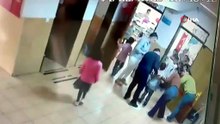 Arka arkaya 2 kez ölümden dönen 7 yaşındaki öğrenciyi öğretmenlerinin Hemlich manevrası hayata tutundurdu