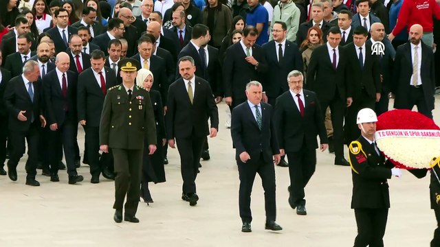 Gençlik ve Spor Bakanı Osman Aşkın Bak ile beraberindeki heyet, Anıtkabir'i ziyaret etti | Ajansspor | AA