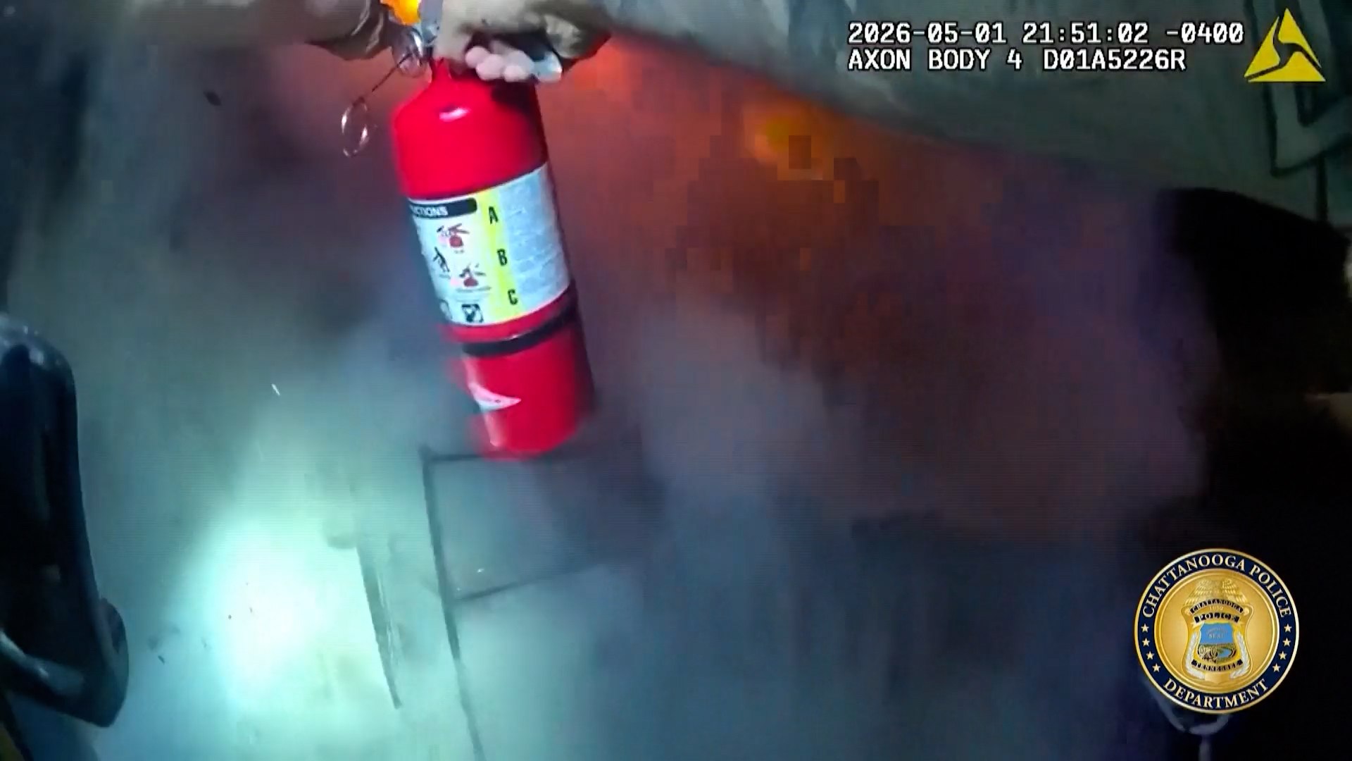 Un agente de polic�a se ha convertido en h�roe en Tennessee, Estados Unidos, tras rescatar a una madre y a sus dos hijos de un incendio que estuvo a punto de acabar en tragedia. Las impactantes im�genes, grabadas por la c�mara corporal del oficial, muestran el angustioso momento en el que el polic�a entra en una vivienda completamente invadida por el humo mientras las llamas bloqueaban la salida principal de la casa.

En el v�deo se puede ver c�mo el agente avanza entre la escasa visibilidad y el intenso calor para localizar a la familia atrapada en el interior. Sin dudarlo, el polic�a consigue llegar hasta la madre y los dos menores y guiarlos r�pidamente hacia una zona segura lejos del fuego.

El incendio provoc� momentos de gran tensi�n, ya que el acceso principal estaba pr�cticamente inutilizado por las llamas. La r�pida actuaci�n del oficial fue clave para evitar una tragedia mayor y permitir que todos pudieran salir con vida de la vivienda.

Afortunadamente, ninguna de las personas rescatadas result� herida. Las autoridades locales han destacado la valent�a y sangre fr�a del agente, cuya intervenci�n ha sido ampliamente aplaudida en redes sociales tras difundirse las espectaculares im�genes del rescate ocurrido en Tennessee.