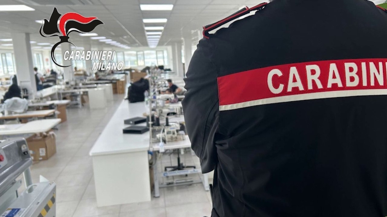 Pero, i carabinieri entrano nel capannone dove lavorano operai cinesi sfruttati