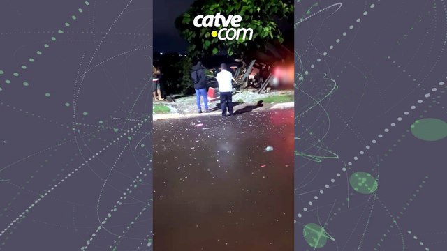 Carro invade casa e destrói ponto de ônibus no bairro Morumbi, em Cascavel