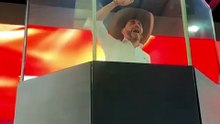 El candidato a presidente de Colombia Abelardo de la Espriella hace la campaña atrás de un vidrio blindado.