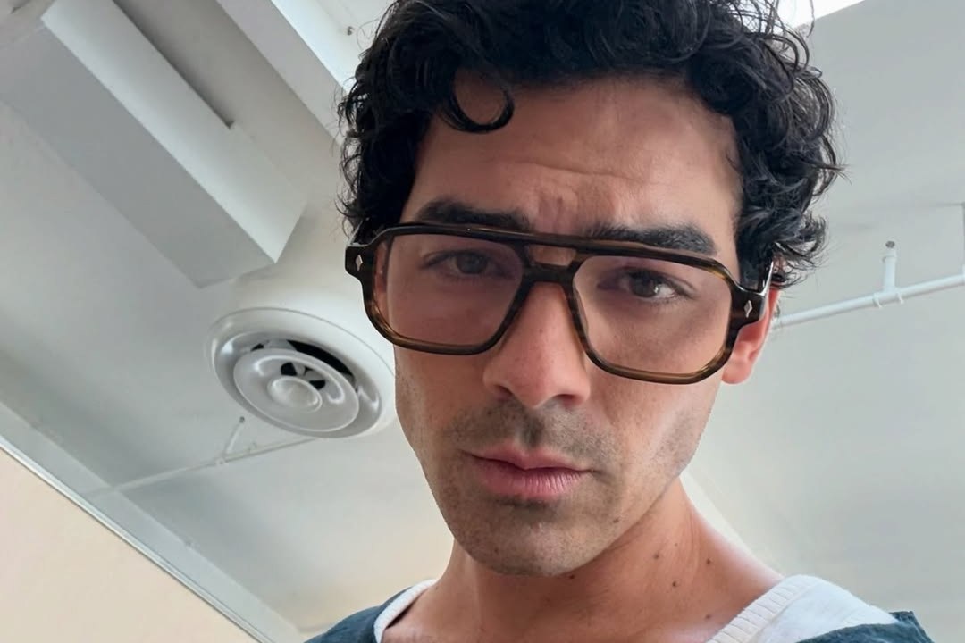 El polémico gesto de Joe Jonas tras tocar a sus fans en Chile