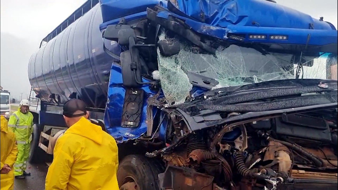 Dois caminhões e uma carreta se envolvem em colisão na BR-277, em frente ao Show Rural