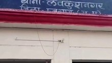 छतरपुर में पुलिस ने हवालात में बंद किया मुर्गा